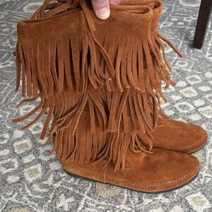 Minnetonka Women's Calf Hi 3-Layer Fringe Boots
